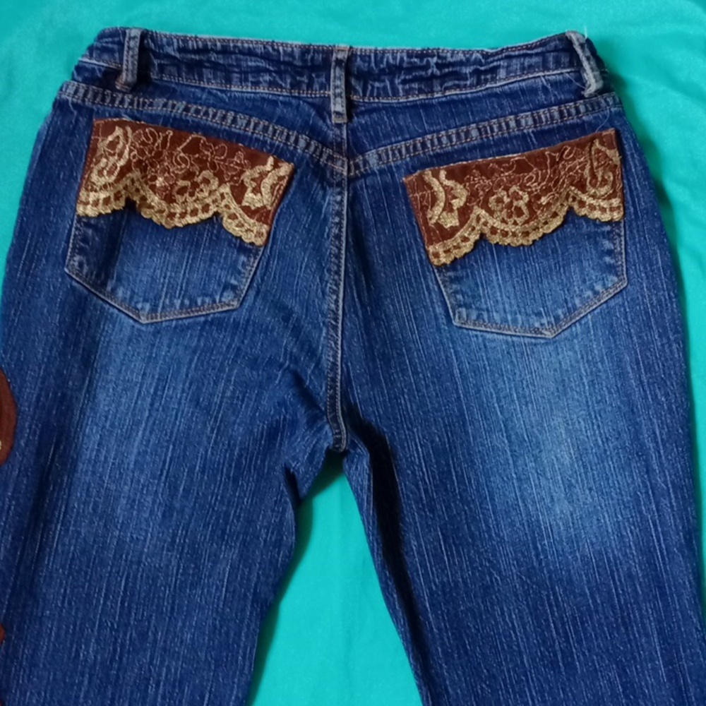 B Street Blue Bootcut Jeans w/ Brown Floral Lace Detail | Size 8 - Picture 14 of 16